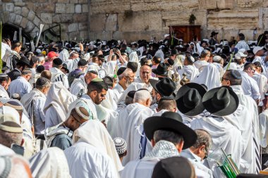 JERUSALEM, ISRAEL - 26 EYLÜL 2018: Binlerce Yahudi, Tallits sarılı, Tapınağın Ağlama Duvarı 'nda dua ediyor. Büyük Yahudi bayramı - Sukkot bir tarım hasat festivali