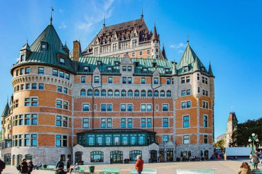QUEBEC, CANADA - 30 Eylül 2015: Quebec 'in güzel mimari binası - Şato Frontenac Oteli. Kanada 'ya unutulmaz bir gezi. Quebec Tarih Merkezi 'nin Eski Mimarisi. 