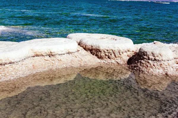 İsrail. Orta Doğu 'daki Ölü Deniz. Tuz kristalizasyonunun resim gibi bir sonucu. Tuz kristallerinin yuvarlak oluşumları. 