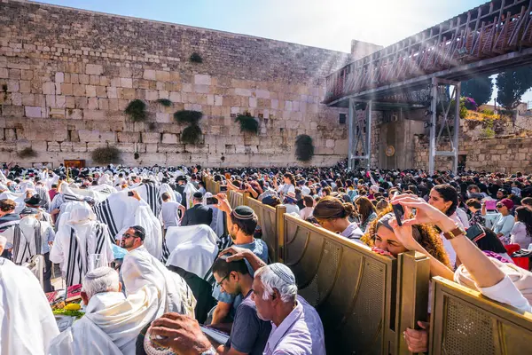 JERUSALEM, ISRAEL - 26 Eylül 2018: Kohanim 'in Kutsaması. Batı Tapınak Duvarı 'nın önündeki bölge insanlarla doluydu. Çitin arkasındaki Batı Duvarında dua eden kadınlar.