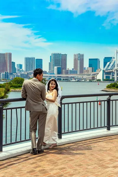 ODAIBA ADASI, JAPONYA, MAYIS 03, 2023: Adada resim gibi bir set var. Vatandaş yürüyüşleri için favori yer. Odaiba Tokyo Körfezi 'nde büyük bir yapay adadır..