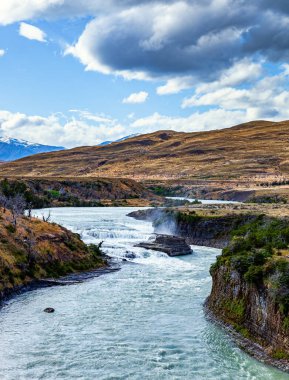 Büyük kaya Rio Paine Nehri 'nin hızlı akışını engelledi. Torres del Paine Ulusal Parkı. Şili, Güney Amerika. Dünyanın en pitoresk ve egzotik parkının harikaları.