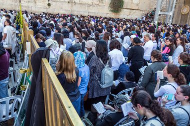 JERUSALEM, ISRAEL - 26 Eylül 2018: Batı Tapınak Duvarı 'nın önündeki alan insanlarla doluydu. Çitin arkasındaki Ağlama Duvarı 'nda dua eden kadınlar. Kohanim 'in bereketi.