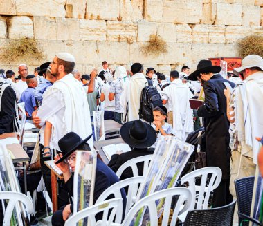 JERUSALEM, ISRAEL - 26 Eylül 2018: Kohanim 'in Kutsaması. Sonbahar sabahı Sukkot. Dindar Yahudiler, Tallit 'e sarılı olan Batı Tapınak Duvarı' nda dua ediyorlar.