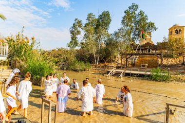 QASR AL YAHUD, ISRAEL, HAZİRAN 7 Ocak 2023 'te İsrail' de. Ürdün Nehri 'ndeki Büyük Gizem Vaftiz Töreni. Beyaz vaftizli hacılar Vaftiz törenine hazırlanıyorlar.. 