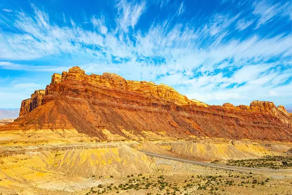 San Rafael Resifi Salt Lake City 'nin doğusunda devasa bir kumtaşı sırtıdır. Amerikan otoyolu. Kırmızı-kahverengi manzaralar dar renkli kanyonlarla kesişir.. 
