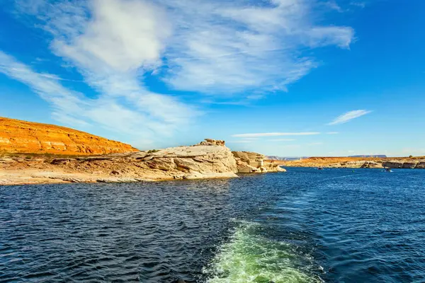 Powell Gölü insan yapımı bir rezervuar. Tekne arkasında beyaz bir köpük izi bırakıyor. Sıcak bir günde harika bir tekne yolculuğu. Biziz. Colorado Nehri. 