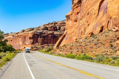 Asfalt yol, çeşitli şekillerde inanılmaz kalıntılar boyunca uzanıyor. Erozyon, rüzgar ve suyun sonucu. Utah. Amerika 'daki meşhur Cin Vadisi.. 