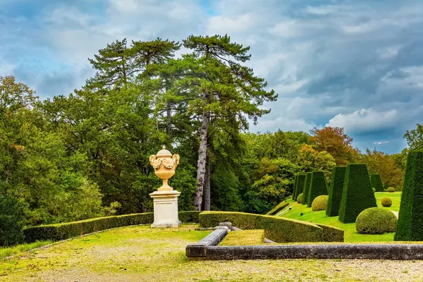  Çizmeli Kedi. Sonbahar parkının çimlerini mükemmel biçmiş. Breteuil 'in antik şatosunu çevreleyen güzel bir park. Fransa