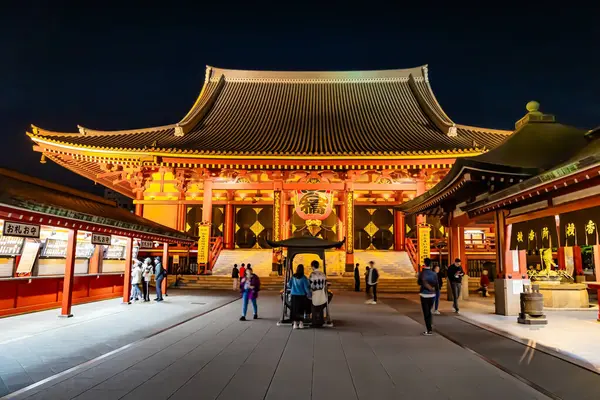 TOKYO, JAPONYAN - 23 Nisan 2023: tapınak kompleksinin muhteşem gece aydınlatması. Senso-ji ya da Asakusadera Tokyo 'daki en eski Budist tapınağıdır.. 