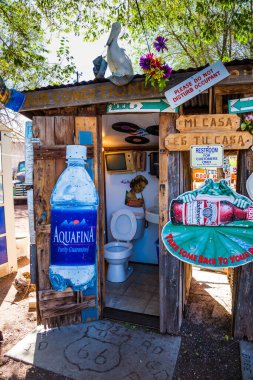 Orta Doğu. İsrail 'de ölü deniz kıyısı. Tuzlu Ölü Deniz, Orta Doğu 'da kapalı bir su kaynağıdır. Sıcak bir günde görkemli bir göl. Tuz kristallerinin yuvarlak oluşumları. 