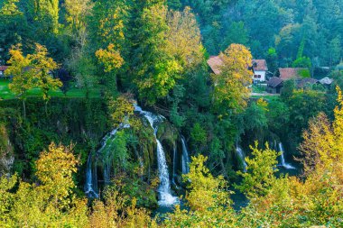 Küçük, dost canlısı kasaba Slunj-Rastoke. Slunjcica Nehri. Resimli aynasızlar, çağlayan şelaleler. Eski Avrupa 'yı büyülüyor. Sıcak yaz günbatımı. Hırvatistan 'a Seyahat. 