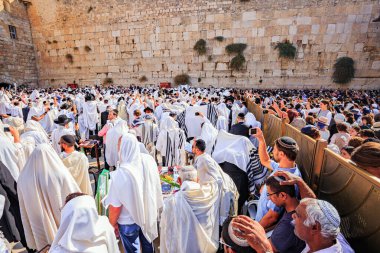 JERUSALEM, ISRAEL - 26 Eylül 2018: Kadınlar erkeklerden ayrı dua eder. Sonbahar sabahı Sukkot. Kohanim 'in bereketi.. 