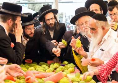 JERUSALEM, ISRAEL - 20 Eylül 2018: Sukkot arifesinde Kudüs 'te tatil öncesi pazar. Fotoğraf turizmi kavramı. Dindar Yahudiler muhteşem bir ağacın meyvesi olan etrog 'u seçtiler.