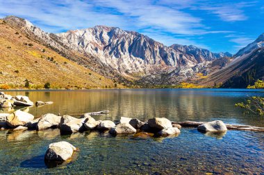 ABD. Kaliforniya mı? Mahkûm Gölü. Granit kayalar suya yansıyor. Göl buzul erimiş suyla beslenir. Sallanan kıç, sakin suda parlar.. 