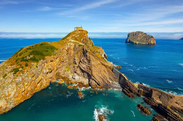  Gaztelugatxe. Biscay Körfezi. Bask Ülkesi. Ada köprü ve merdivenlerle anakaraya bağlıdır. Adada San Juan de Gaztelugatxe 'nin küçük bir şapeli vardır. İspanya.