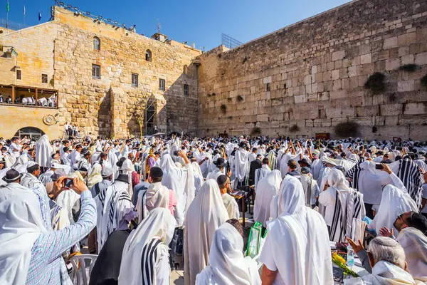 JERUSALEM, ISRAEL - 26 Eylül 2018: Kohanim 'in Kutsaması. Binlerce Yahudi tallitlere sarılıp Batı Duvarı 'nda dua ediyor. Sukkot. Dini ve etnografik turizm kavramı