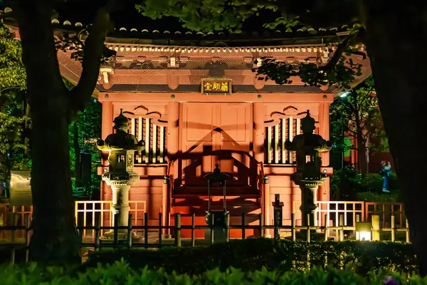 Senso-ji Tokyo 'daki en eski Budist tapınağıdır. Muhteşem tapınak kompleksi gece gökyüzüne karşı güzelce aydınlatılmış. Japonya 'ya seyahat