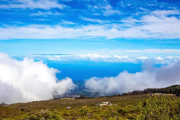 Haleakala Tepesi 'nin zirvesine giden yol. Eğlenmek ve eğlenmek için güzel ve çekici bir ada. Hawaii takımadalarındaki Maui Adası. 