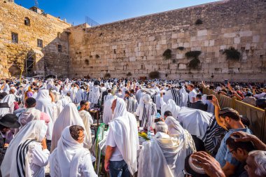 JERUSALEM, ISRAEL - 26 Eylül 2018: Batı Tapınak Duvarı 'nın önündeki alan insanlarla doluydu. Kohanim 'in kutsaması. Çitin arkasındaki Ağlama Duvarı 'nda dua eden kadınlar