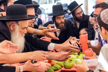JERUSALEM, ISRAEL - 20 Eylül 2018: Sukkot arifesinde Kudüs 'te tatil öncesi pazar. Dindar Yahudiler etrogu seçerler - muhteşem ağacın meyvesi. Dini ve fotoğraf turizmi kavramı