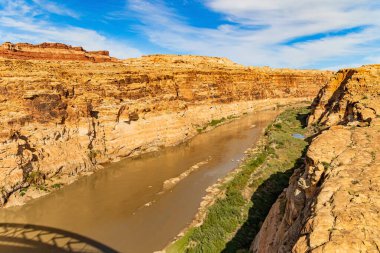 Utah. ABD. Sığ Colorado Nehri. Kırmızı-kahverengi kumtaşı nehir vadisinin etrafını güzel bir şekilde sarar..