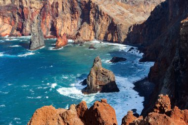  Madeira 'nın egzotik adasına harika bir gezi. Madeira adasının doğu kurak ve pitoresk sonu. Atlantik 'teki görkemli kırmızı kayalar