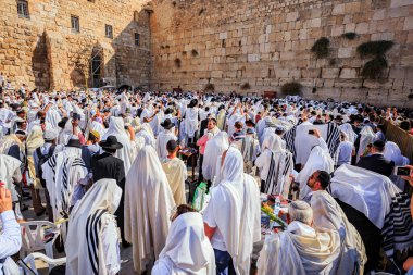 JERUSALEM, ISRAEL - 26 Eylül 2018: Beyaz Talit 'e sarılı olarak Batı Duvarı' nda dua eden Yahudiler. Cohanim 'in kutsaması. Hac kavramı