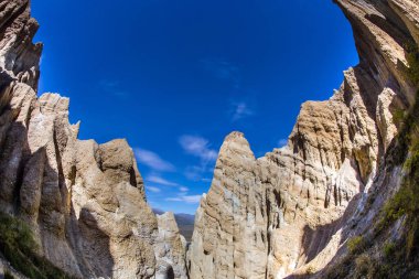 Clay Cliffs 'in üstündeki mavi gökyüzü. Yeni Zelanda 'nın zirveleri, Omarama Clay Kayalıkları. Çamur, alüvyon ve çakıldan oluşan görkemli kayalar. Fotoğraf Fishai lens ile çekildi..
