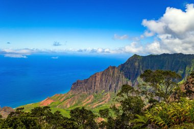 Pasifik Okyanusu 'ndaki Hawaii Adaları. Polinezya. Kapıları kapalı helikopter uçuşu. Kauai adasının göz kamaştırıcı manzarası kuş bakışı.. 