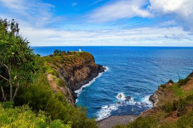 Burundaki deniz feneri. Pasifik Okyanusu 'nun harika manzarası. Polinezya. Hawaii Adaları. Egzotik yerlere inanılmaz bir yolculuk. Kauai Adası..