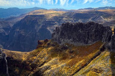 Pico de Orieiro ve Pico Ruivo dağları. Atlantik Okyanusu 'ndaki egzotik Madeira adası. Atlantik 'in ortasındaki resimsel volkanik ada.