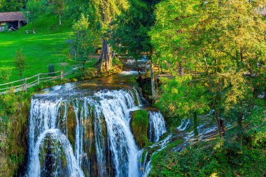 Eski Avrupa 'yı büyülüyor. Resimli aynasızlar, çağlayan şelaleler. Sıcak yaz günbatımı. Hırvatistan 'a git. Küçük dost kasaba Slunj - Rastoke.