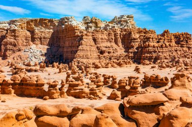 Utah 'taki resim parkı. Yumuşak kırmızı kumtaşı ve çayır rüzgarı binlerce mantar şekilli kabadayı yarattı. ABD 'deki Cin Vadisi. 