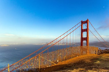 ABD. San Francisco mu? Köprü korkuluğundaki kilitler iki insan arasındaki kırılmaz birlikteliği simgeliyor. Etkileyici asma kırmızı köprü Golden Gate. Açık güneşli gün.