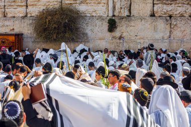 JERUSALEM, ISRAEL - 26 Eylül 2018: Büyük Yahudi bayramı - Sukkot bir tarım hasat festivali. Tallits sarılı binlerce Yahudi Ağlama Duvarı 'nda dua ediyor.. 