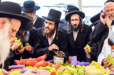 JERUSALEM, ISRAEL - 20 Eylül 2018: Sukkot arifesinde Kudüs 'teki tatil pazarı. Dindar Yahudiler muhteşem bir ağacın meyvesi olan etrog satın alıyorlar. Fotoğraf turizmi kavramı