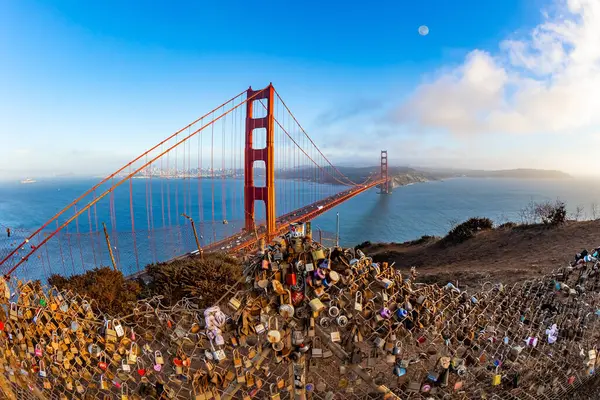 Köprü korkuluğundaki kilitler iki insan arasındaki kırılmaz birlikteliği simgeliyor. Etkileyici asma kırmızı köprü Golden Gate. ABD. San Francisco mu? Açık güneşli gün. 