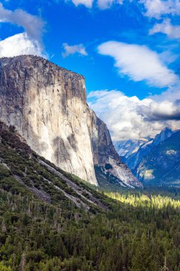 İnanılmaz güzel bir manzara. Yosemite Vadisi ve Yosemite Şelalesi 'nin Buzul Noktası' ndan görüntü. Meşhur parkın ana gözcü noktası..