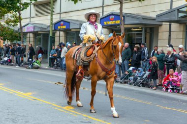 SAN FRANCISCO, ABD - 11 Ekim 2009: Kadın - şapkalı kovboy güzel ata biniyor. Ulusal bayramın onuruna binicilik geçit töreni. San Francisco 'da Kolomb Günü kutlaması. 