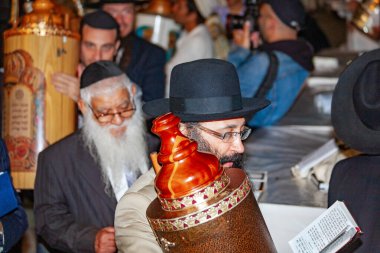 JERUSALEM, ISRAEL, 21 EKİM 2008: Yahudi sonbahar tatili. Güzel Tevrat parşömenleri. Dindar Yahudiler kutsal kitapların önemini kutluyorlar. Basit Tevrat. 