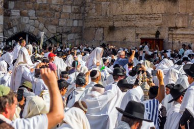 JERUSALEM, ISRAEL - 26 Eylül 2018: Binlerce Yahudi Ağlama Duvarı 'nda dua ediyor. Büyük Yahudi bayramı - Sukkot bir hasat festivali. Dini, etnografik ve fotoğraf turizmi kavramı