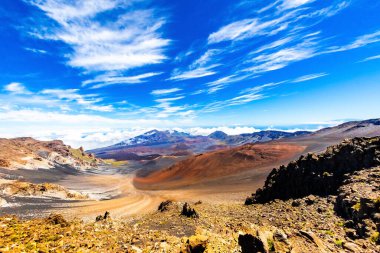 Gözlemevi Haleakala 'nın resim gibi bir çevresi var. Haleakala Gözlemevi volkanın tepesinde yer almaktadır. Hawaii 'deki Maui Adası
