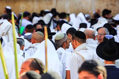 JERUSALEM, ISRAEL - 26 Eylül 2018: sabah sonbahar Sukkot. Dindar Yahudiler Tallit 'teki Batı Tapınak Duvarı' nda dua ediyorlar. Kohanim 'in bereketi..