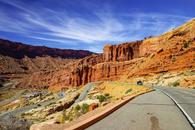 Arches Park, güzergahın başlangıcı. ABD. Asfalt karayolu rüzgar ve suyun yarattığı en ilginç bileşimlerden geçer..
