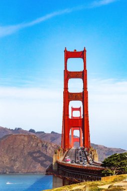 Golden Gate dünyanın en büyük asma köprüsü. Dünyanın en ünlü ve tanınabilir köprüsü Altın Kapıdır. ABD. San Francisco mu? Açık güneşli gün.