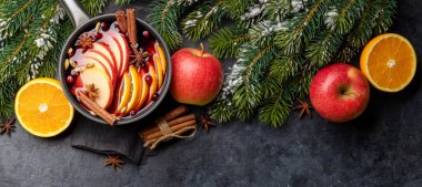 Meyve ve baharatlı sıcak şarap. Düz yatıyordu