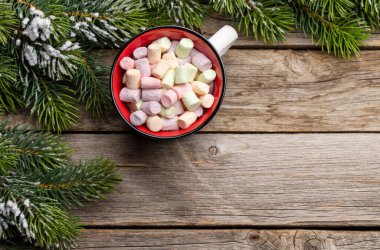 Marşmelovlu fincan ve karlı köknar ağacı. Fotokopi alanı olan Noel tatili