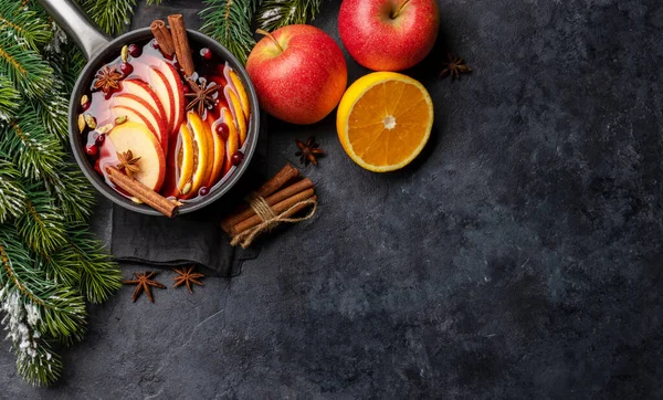 Varmt Glögg Med Frukt Och Kryddor Platt Liggplats Med Kopieringsutrymme — Stockfoto