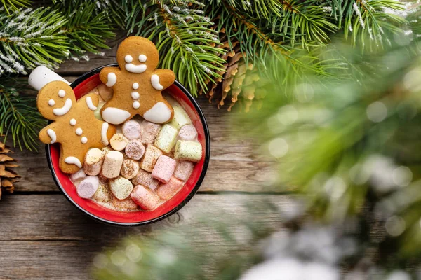 Lebkuchenmännchen Einer Tasse Mit Marshmallow Weihnachtsurlaub Mit Kopierraum — Stockfoto